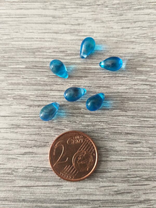 Transparante blauwe glaskraal in druppel vorm (2)