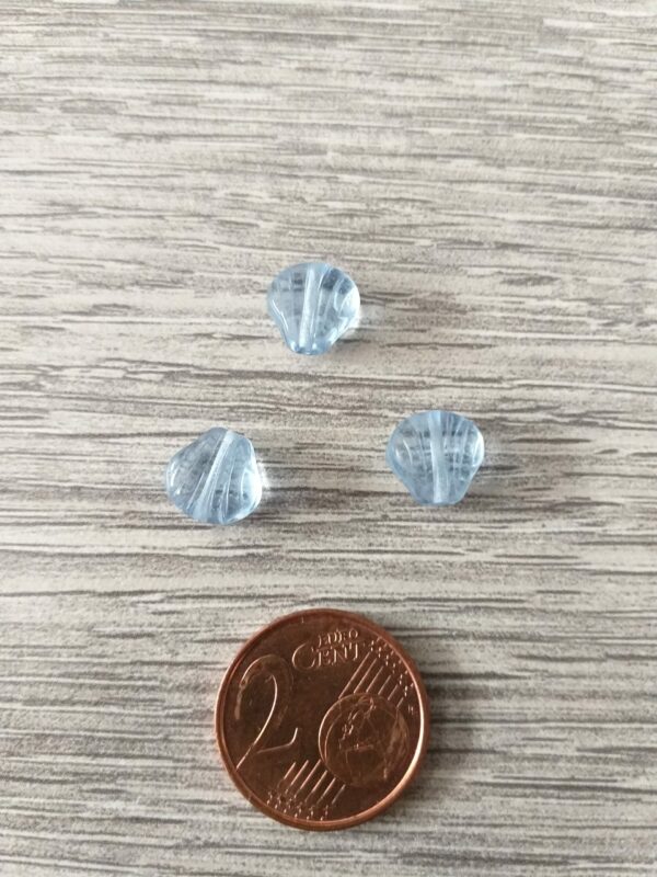 Transparante lichtblauwe glaskraal in schelpvorm (2)