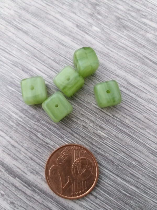 Witte - Groene kubus glaskraal (2)
