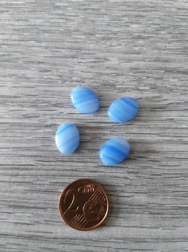 Blauwe ovale glaskraal met witte strepen (2)
