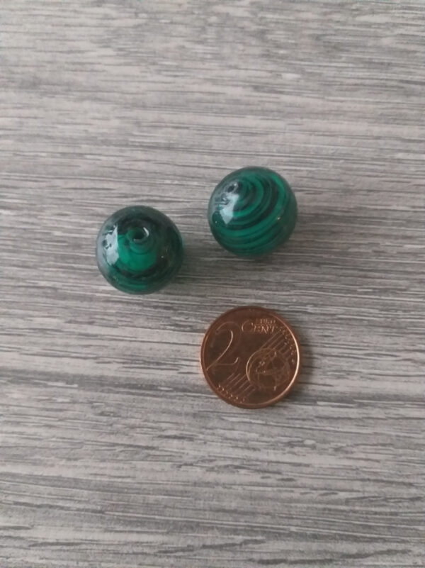 Groene ronde glaskraal met zwarte strepen (2)