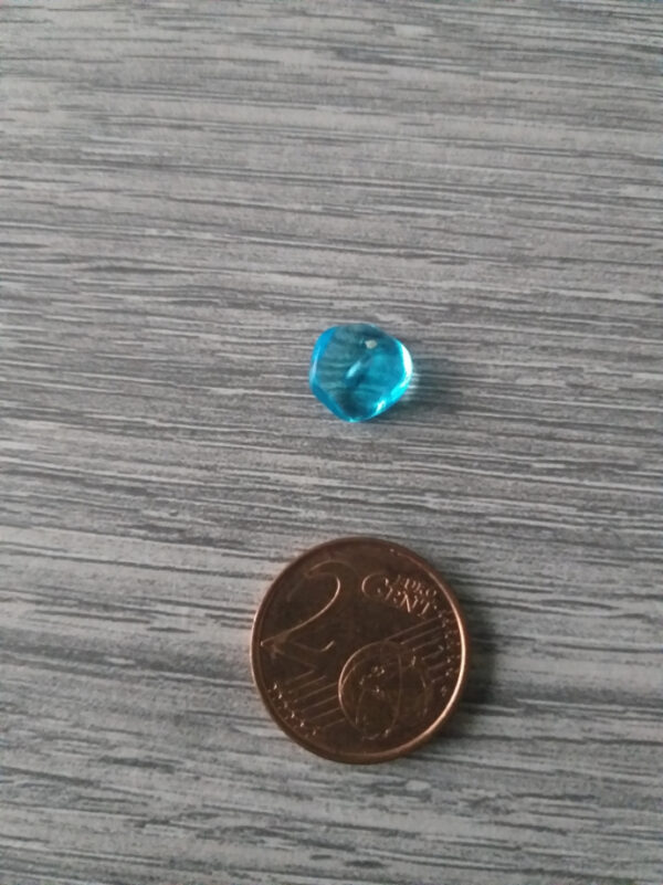 Lichtblauwe driehoekige glaskraal (2)