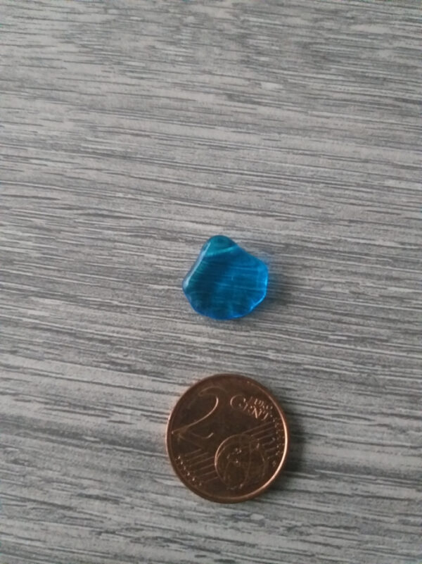 Blauwe doorzichtige glaskraal in schelpvorm (2)