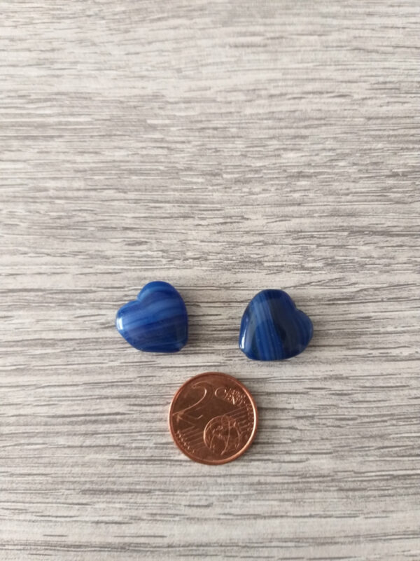 Blauwe hartvormige glaskraal met witte strepen (2)