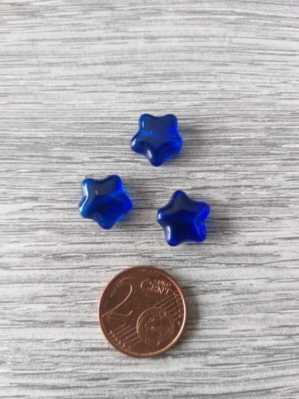 Blauwe glaskraal in de vorm van een ster 2