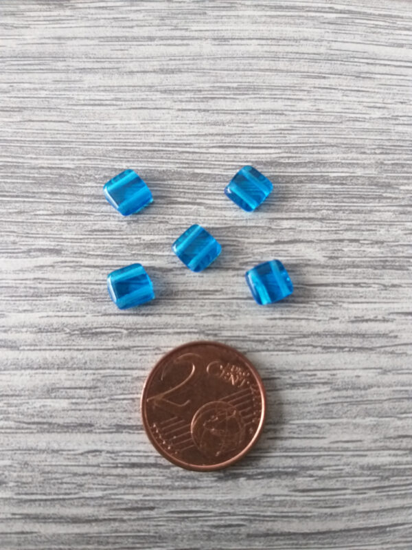 Blauwe platte kubus glaskraal met twee gaatjes 2