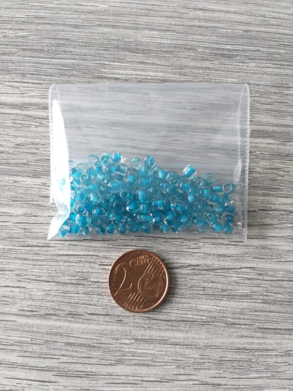 Kristal kleurige mix rocailles met blauwe opvulling - 10 gram 2