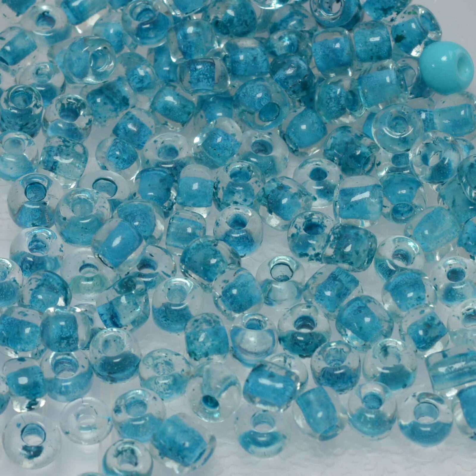 Kristal kleurige mix rocailles met blauwe opvulling - 10 gram