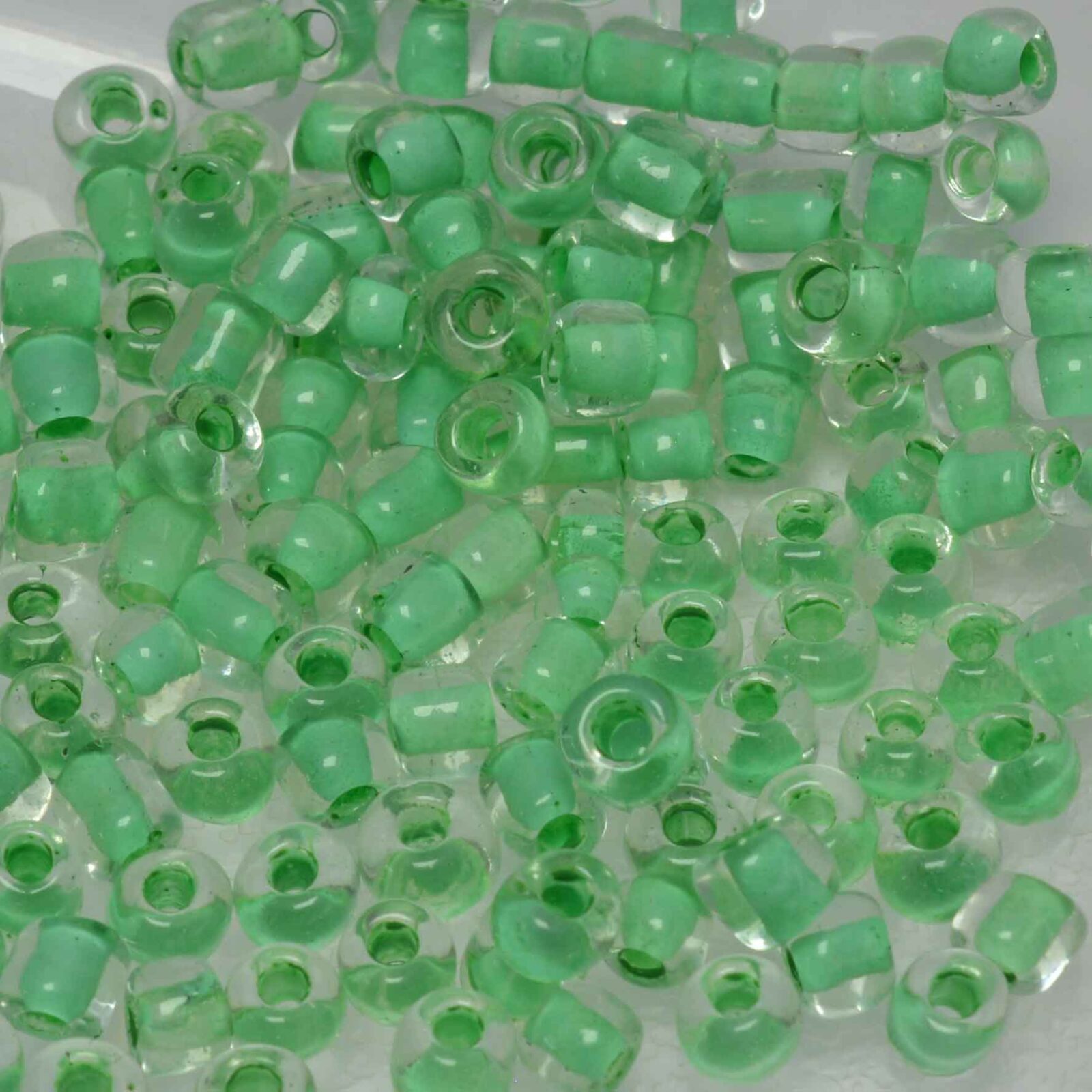 Kristal kleurige mix rocailles met groene opvulling - 10 gram
