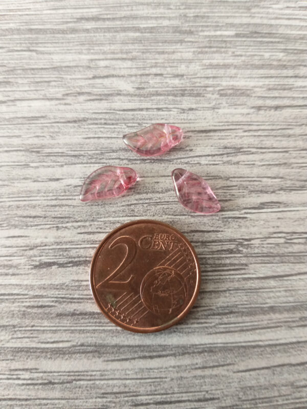 Roze bladvormige glaskraal 2