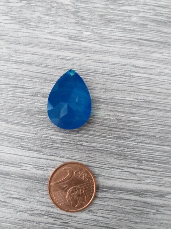 Blauwe kunststof kraal in de vorm van een druppel 2