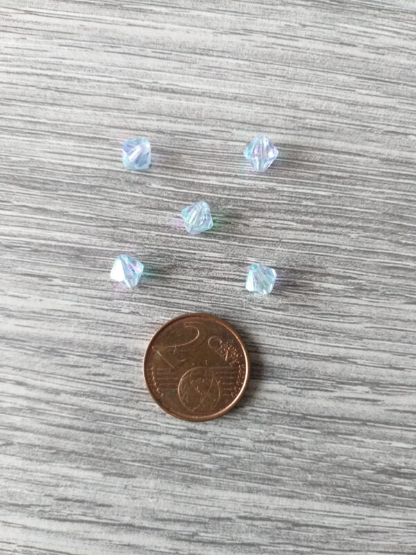 Kristal kleurige bicone kunststof kraal met blauwe schijn en glans 2
