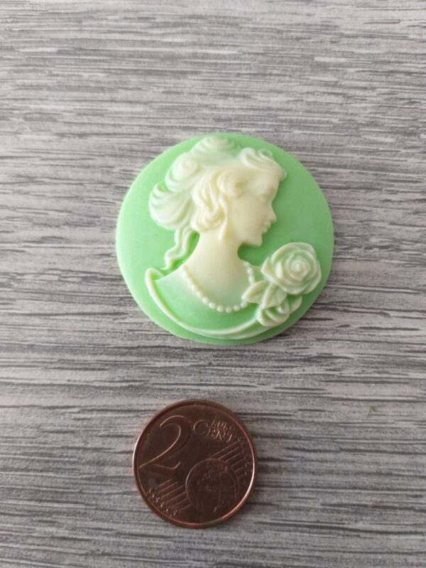 Groene/witte rond cabochon camee - vrouw 2