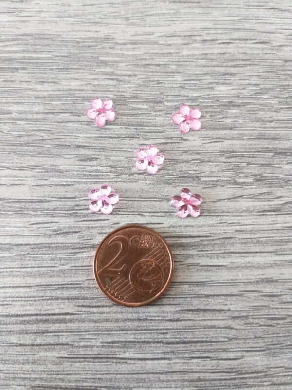 Roze kunststof plaksteen in de vorm van een bloem 2