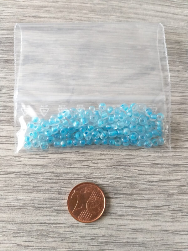 Kristal kleurige mix rocailles met lichtblauwe opvulling - 10 gr 2