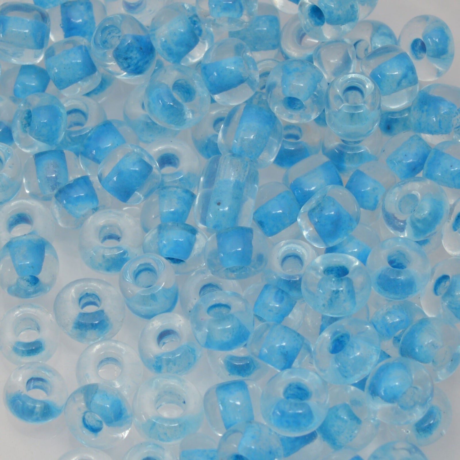 Kristal kleurige mix rocailles met blauwe opvulling - 10 gr