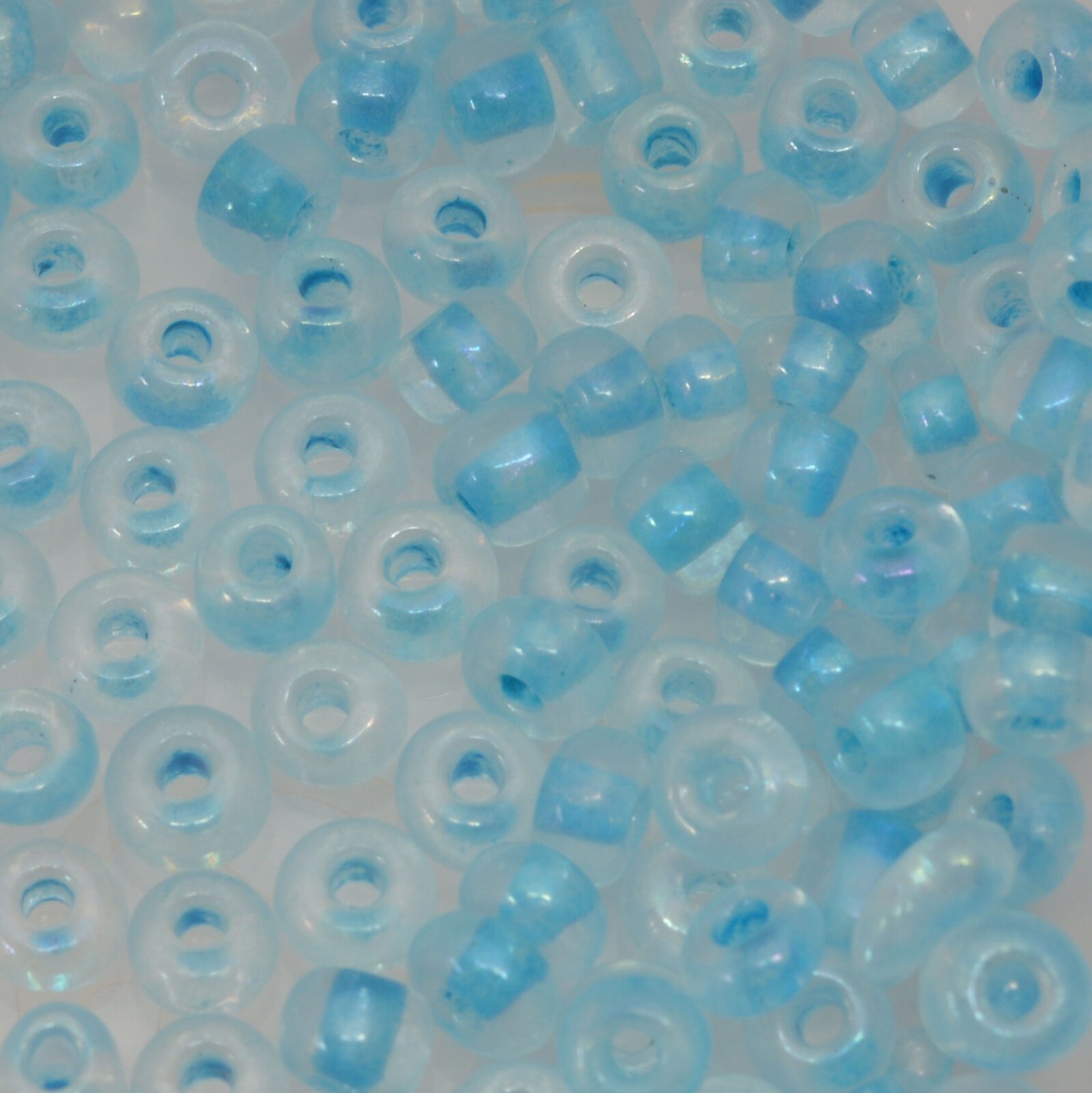 Kristal kleurige mix rocailles met lichtblauwe opvulling - 10 gr