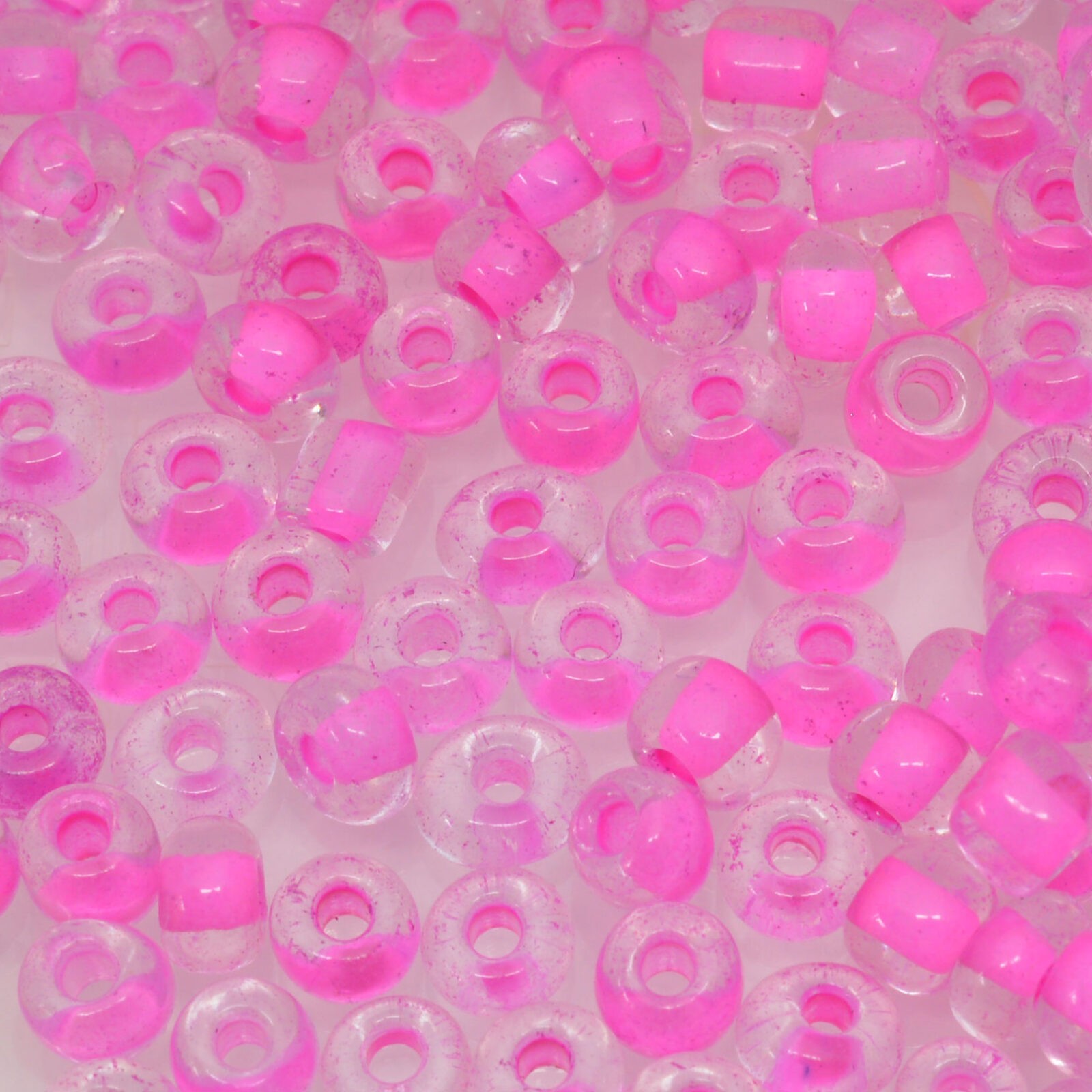Kristal kleurige mix rocailles met roze opvulling - 10 gr