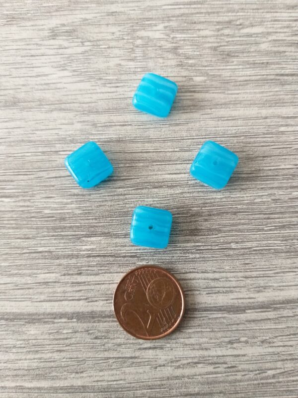 Blauwe kubus glaskraal met witte strepen 2