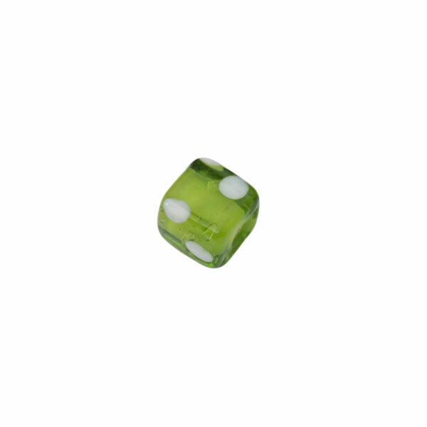 Groene kubus glaskraal met witte stippen