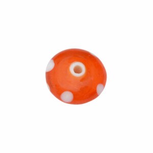 Oranje glaskraal met witte stippen in de vorm van een rondel