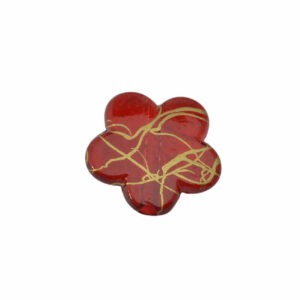 Rode bloemvormige kunststof kraal met goudkleurige tekens