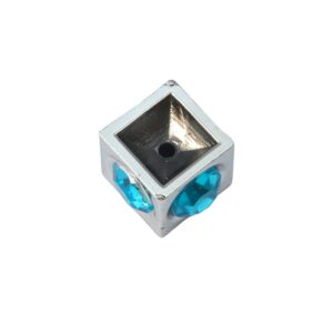 Zilverkleurige kubus kunststof kraal met blauwe ronde plakstenen