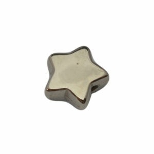 Zilverkleurige kunststof kraal in de vorm van een ster