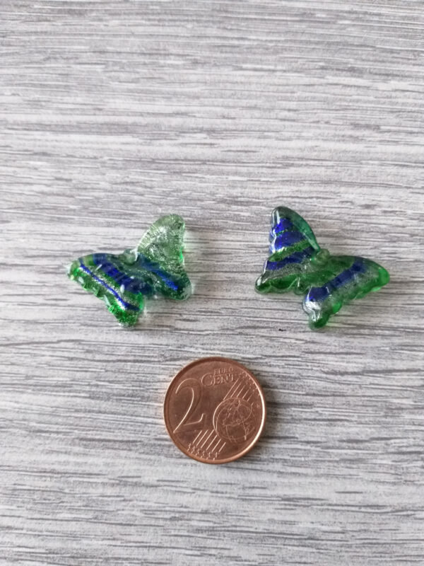 Blauwe, groene en zilverkleurige Venetiaanse glaskraal in de vorm van een vlinder 2