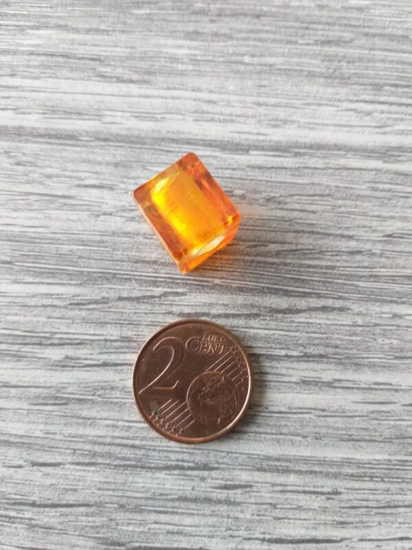 Oranje/gele kubusvormige folie glaskraal 2