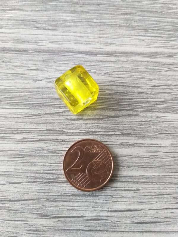 Gele kubusvormige folie glaskraal (doorzichtig) 2