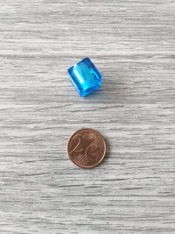 Blauwe kubusvormige folie glaskraal 2