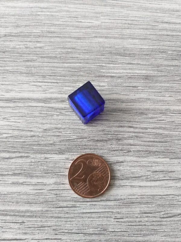 Donkerblauwe kubusvormige folie glaskraal 2