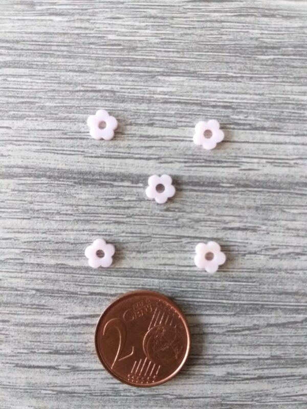 Wit/roze katsuki kraal in de vorm van een bloem 2