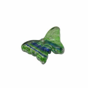 Blauwe, groene en zilverkleurige Venetiaanse glaskraal in de vorm van een vlinder