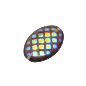 Bruine ovale glaskraal met zilverkleurige/blauwe kubusvormige stippen