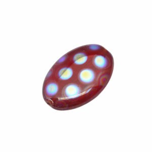 Rode ovale glaskraal met zilverkleurige/blauwe stippen