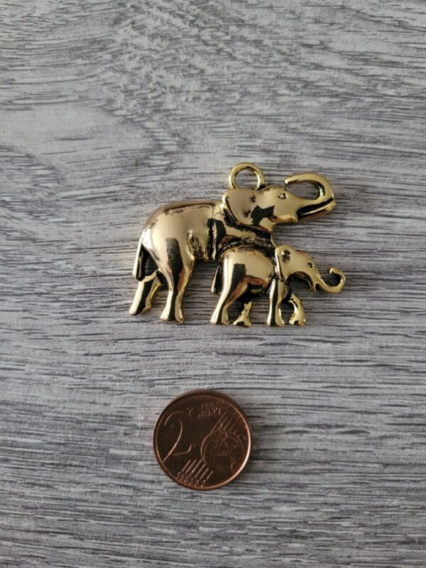Goudkleurige olifant met kleine olifant bedel 2