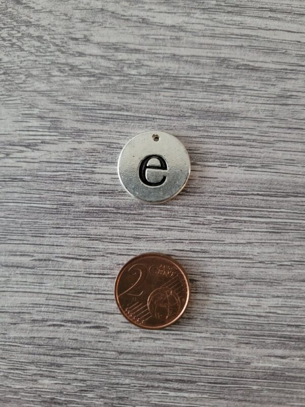 Zilverkleurige ronde bedel met zwarte letter E 2