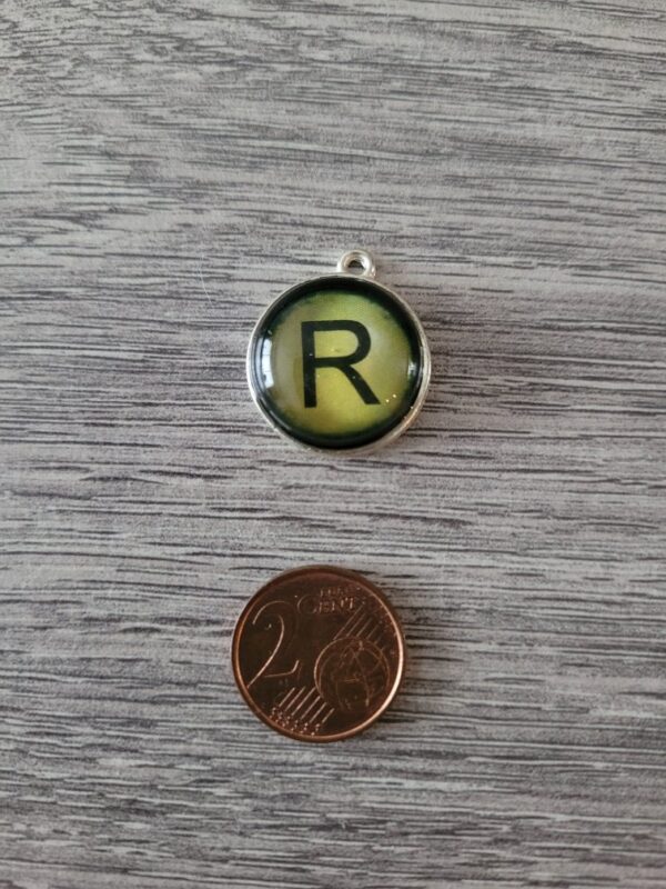 Bronskleurige/groene ronde bedel met zwarte letter R 2