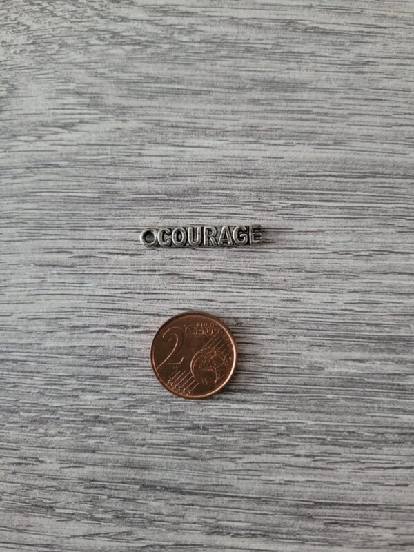 Zilverkleurige bedel - woord courage 2