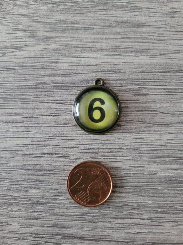 Bronskleurige/groene ronde bedel met zwarte nummer 6