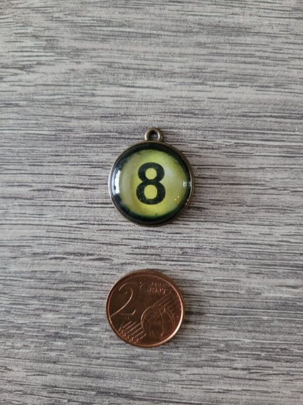 Bronskleurige/groene ronde bedel met zwarte nummer 8