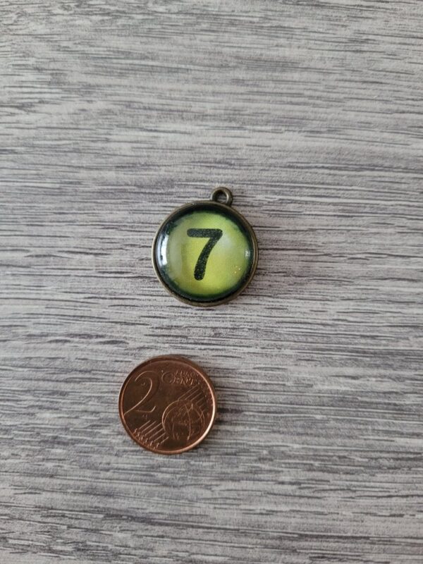 Bronskleurige/groene ronde bedel met zwarte nummer 7