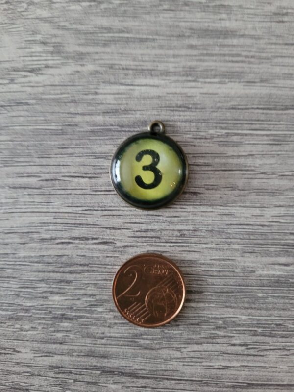 Bronskleurige/groene ronde bedel met zwarte nummer 3