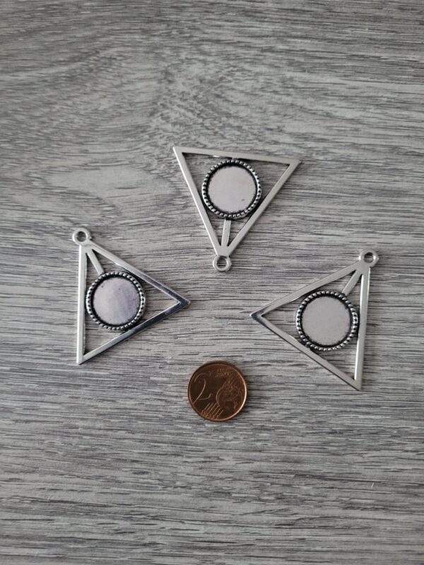 Zilverkleurige driehoekige hanger met ronde cabochon setting 2