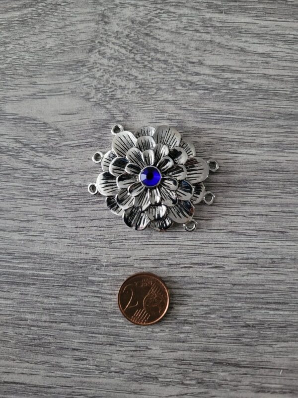 Zilverkleurige/blauwe hanger in de vorm van een bloem 2