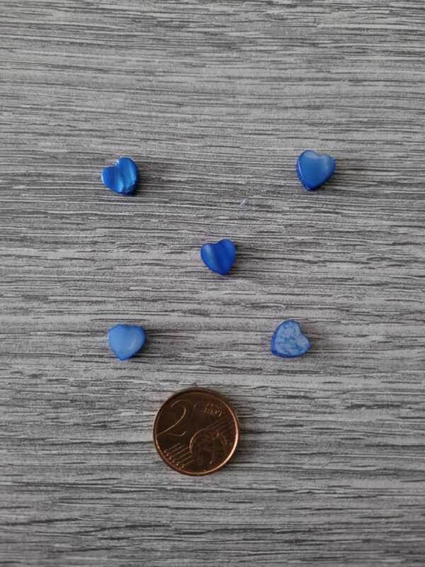 Blauwe/witte schelp kraal in de vorm van een hart 2