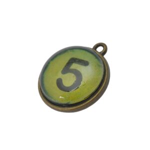 Bronskleurige/groene ronde bedel met zwarte nummer 5