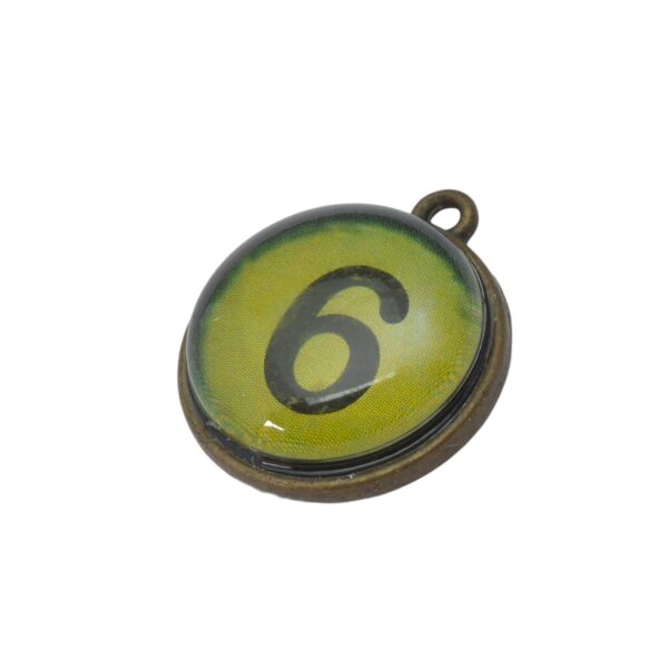 Bronskleurige/groene ronde bedel met zwarte nummer 6